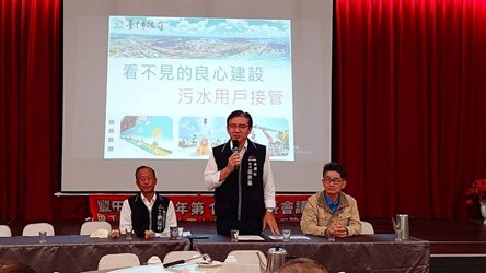 Director Fan Shih-i of the Water Resources Bureau attending the village leader meeting of Fengyuan District