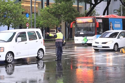 因應大雨通勤車潮-警察局加派交通指揮疏導_2