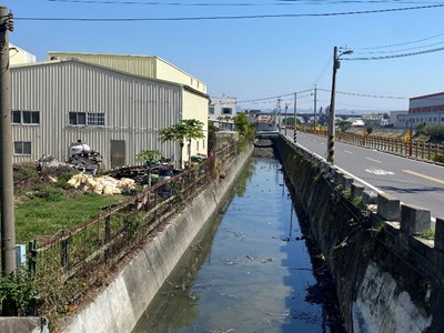 梧棲區和平民生排水自立路上游清理後