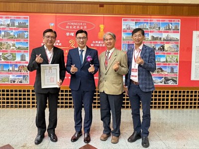 江副院長啟臣與水利局長范世億及獲獎工程單位科長合影