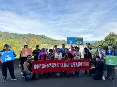 Group photo of Deputy Director Han Nai-bin of the Taichung City Government’s Water Resources Bureau, bureau colleagues, and village and neighborhood chiefs