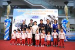 盧市長與劍聲幼兒園表演學童合影