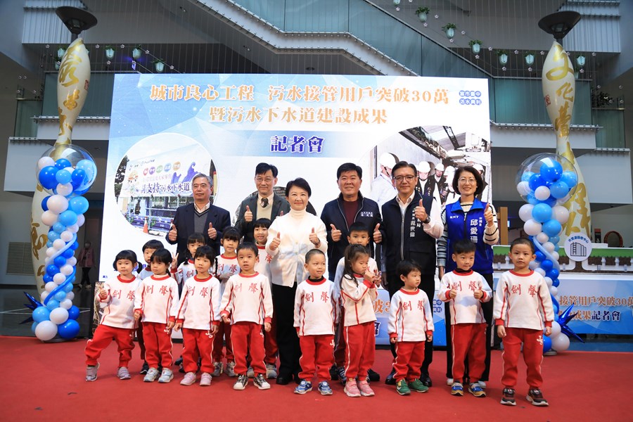 盧市長與劍聲幼兒園表演學童合影