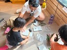 以葉片進行拓印與彩繪創作