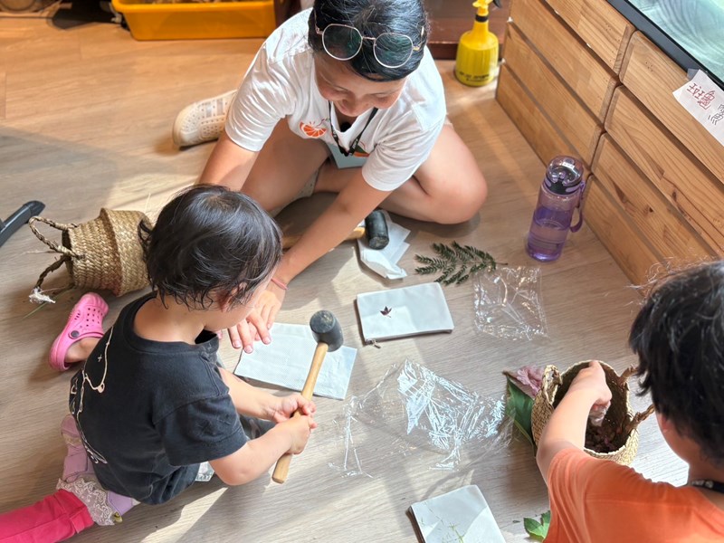 以葉片進行拓印與彩繪創作