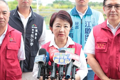 盧市長表示-台中市明日風力與雨量達到停班停課標準-根據最新預報-颱風丹娜絲影響加劇-呼籲市民減少外出-注意安全