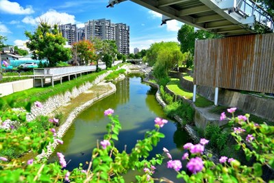 Caption: Centered on three core principles—water quality purification, waterfront landscaping, and hydraulic safety—the project has comprehensively transformed the appearance of the river and its banks, restoring environmental functionality.