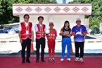 副秘書長代表受贈簽名球及棒球帽-充分表現臺中市不分城鄉-共同打拼的象徵
