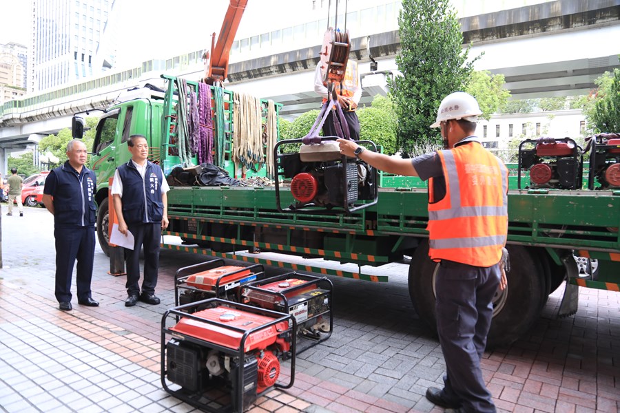 中市府調度50台發電機馳援台南救災-2