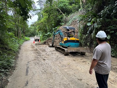 霧峰區北坑產業道路土石崩落 (1)