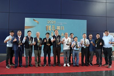 韓副局長與公共工程得獎者合影