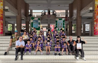 水利局與東平國小師生開心合影