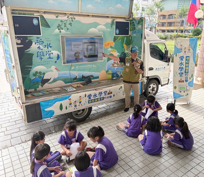 小種子們專注地聽著講解-透過遊戲-學會珍惜每一滴能流進家中的水