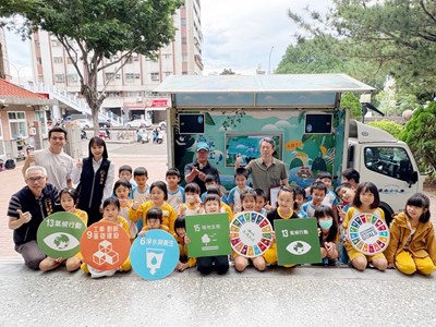 水利局與東區力行國小師生合影，共同推動 SDGs 與水資源教育