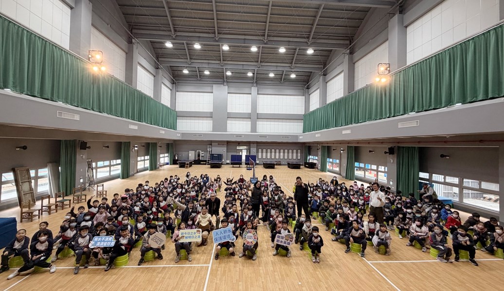 師生大合照捕捉活動盛況-現場氣氛熱鬧非凡-共同留下愛水學堂精彩時刻