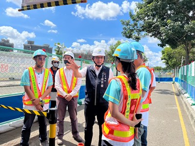 Director Shi-Yi Fan of the Water Resources Bureau supervises wastewater sewerage works_0