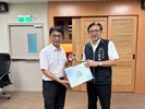 經濟部水利署中區水資源分署長莊曜成與臺中市政府水利局長范世億互贈紀念品