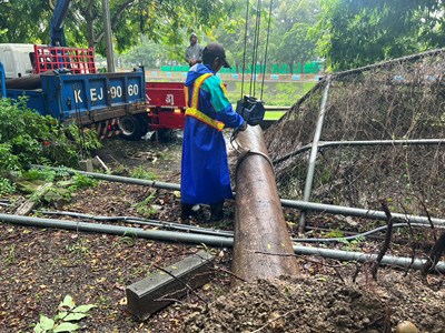 針對颱風期間接獲的積淹水-路樹-水利設施及土石災巴威颱風期間-水利局接獲路樹倒塌通報-立即調度人力與機具進場處理
