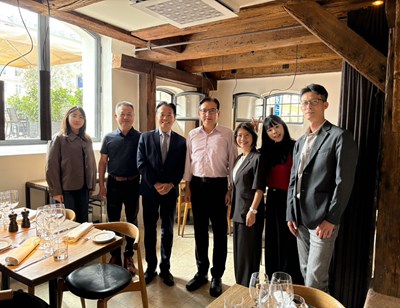 Representative Jung-Chun Cheng of the Taipei Representative Office in Denmark receives the delegation