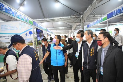 Deputy Mayor Huang's Visit to the Result Demonstration Accompanied by Director General Fan