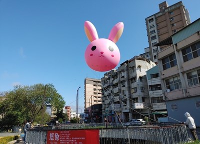 台中市繁榮葫蘆墩促進會於豐原國小前設立-悠兔-造型氣球升空