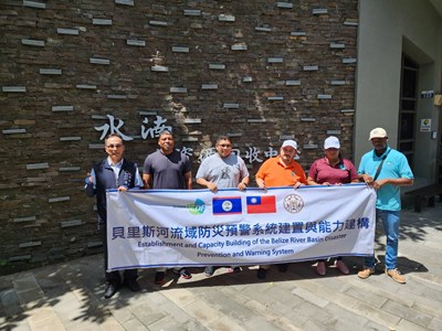 Guests from Belize took a group photo with Chief Secretary Chih-Hong Lin of Taichung City Government Water Resource Bureau.
