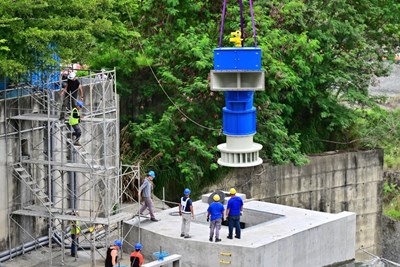 Installing the turbine